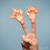 Mini-manos diminutas para los dedos de las manos diminutas
