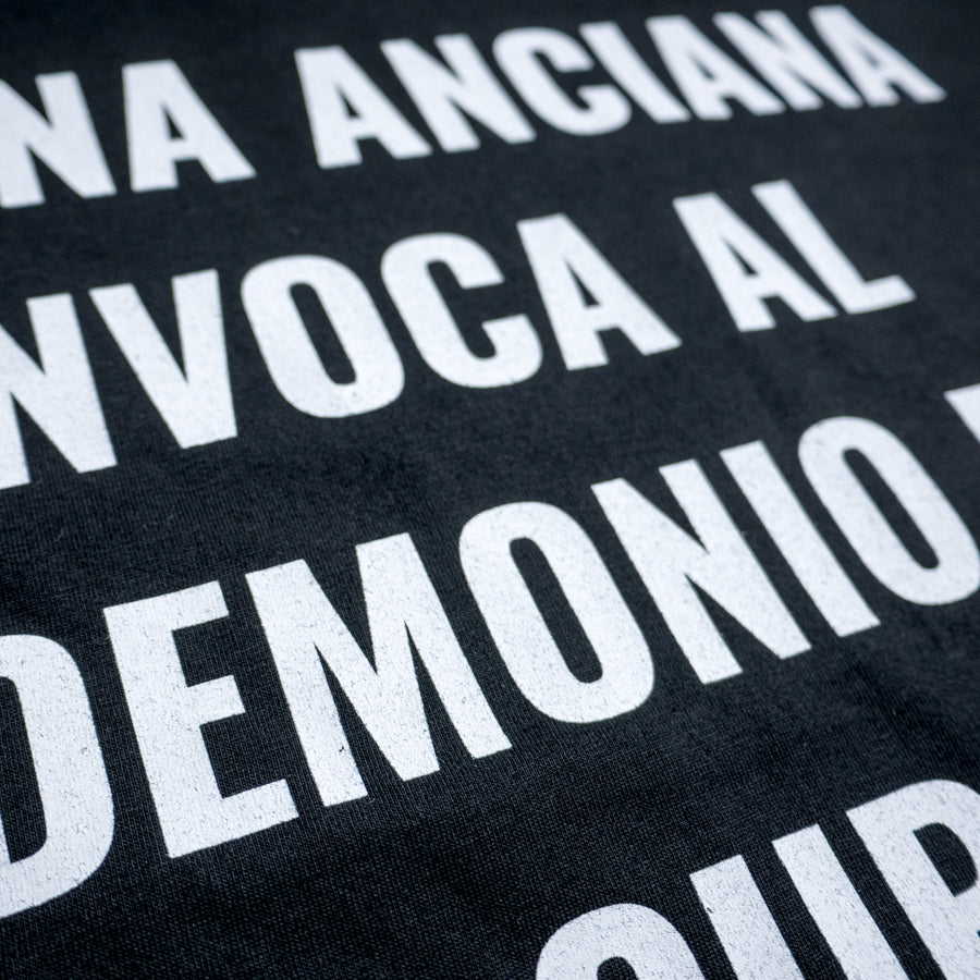 EL MUNDO TODAY | Camiseta “Una anciana invoca al demonio en un curso de inglés”
