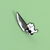 Pin de gatito adorable con cuchillo