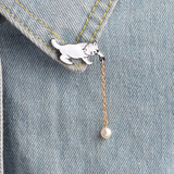 Pin de gatito con bolita colgante