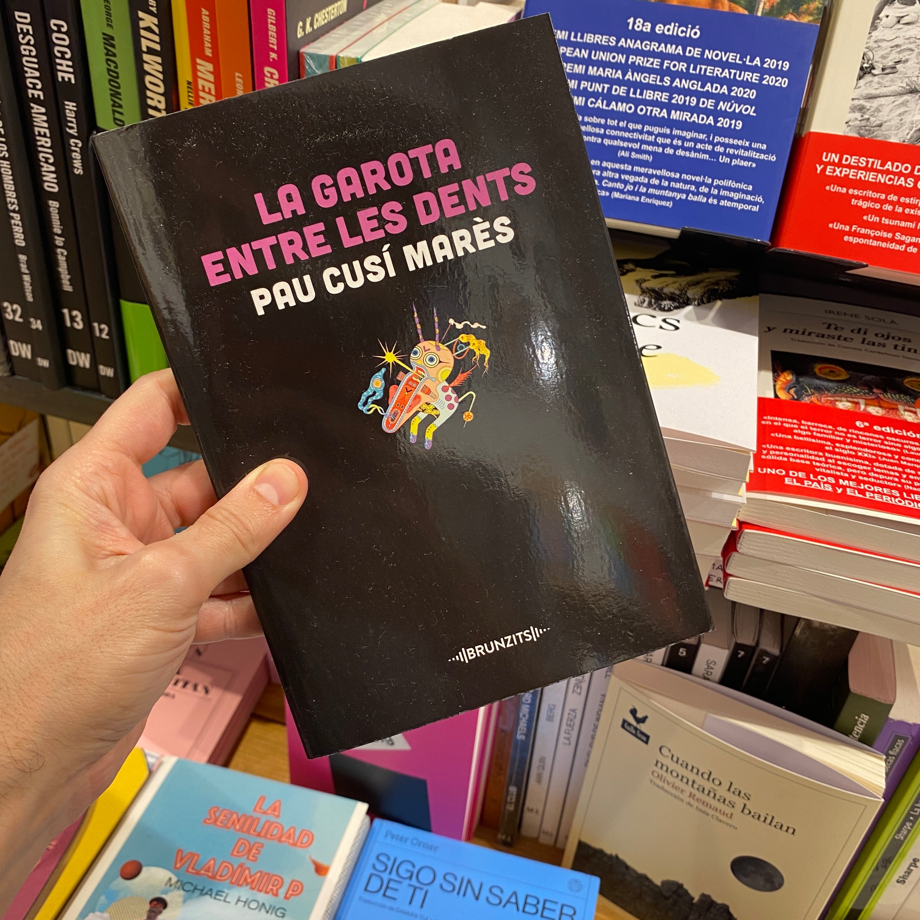 PAU CUSÍ | La garota entre les dents