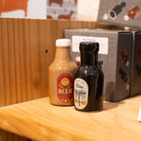 Salero y pimentero con forma de botella de vino y cerveza