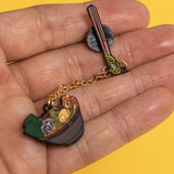 Pin Ramen con palillos unidos por una cadenita