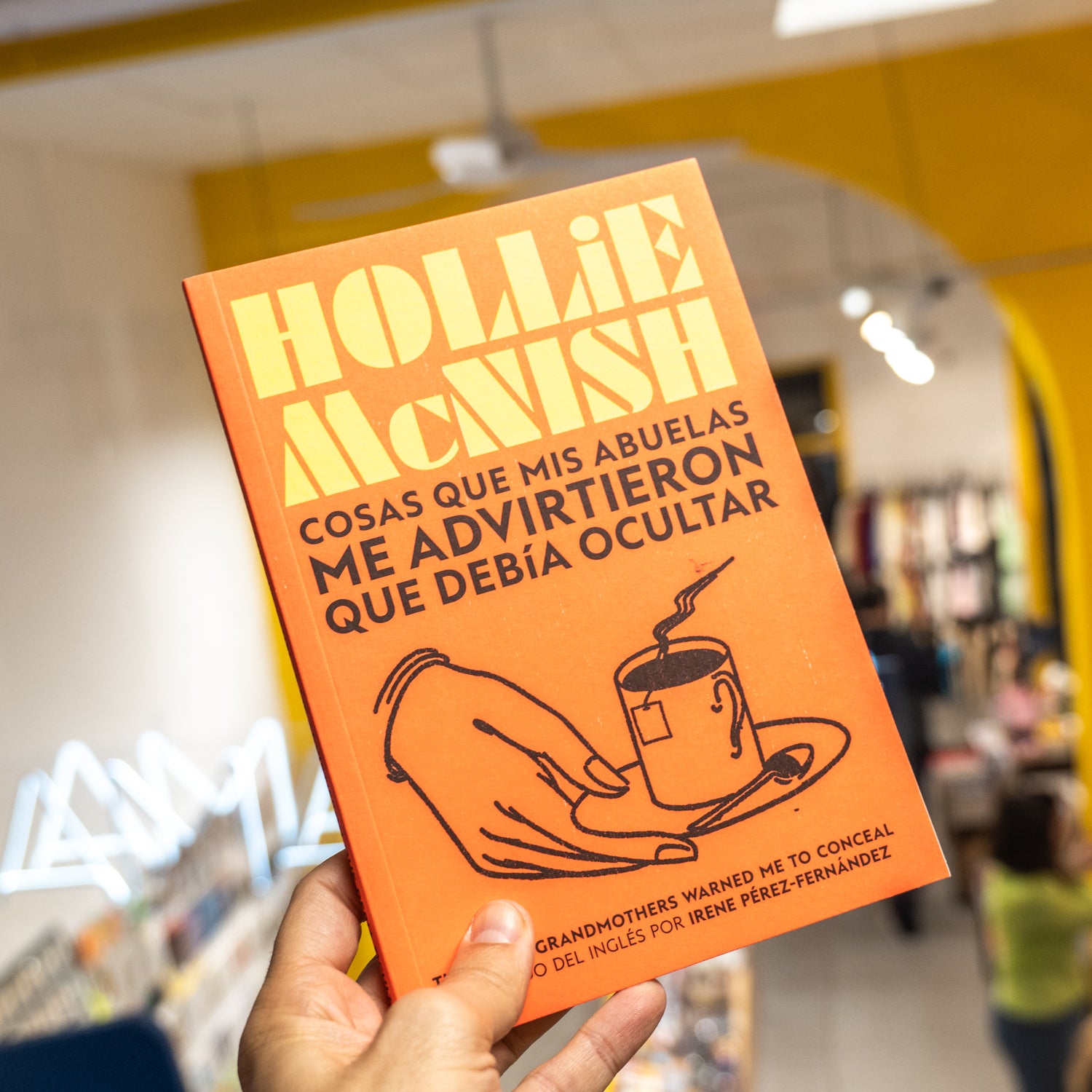 HOLLIE MCNISH | Cosas que mis abuelas me advirtieron que debía ocultar