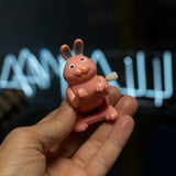 conejito rosa saltarín a cuerda