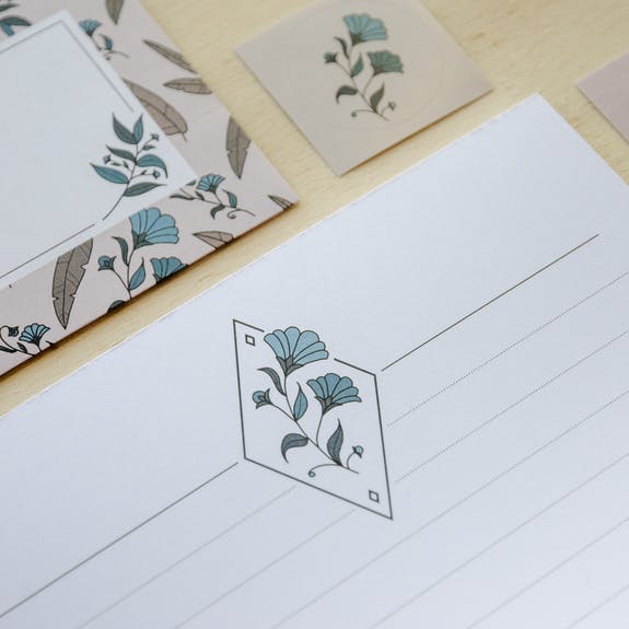 Set para mandar cartas (hojas, sobres, pegatinas)