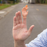 Mini-manos diminutas para los dedos de las manos diminutas