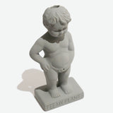 Niño desnudo que mea en tus plantas "Pee My Plants"