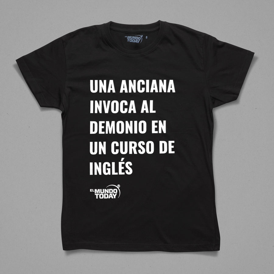 EL MUNDO TODAY | Camiseta “Una anciana invoca al demonio en un curso de inglés”