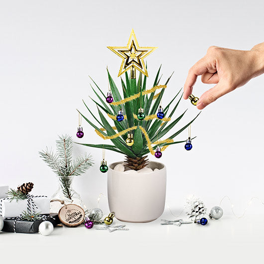 Adornos navideños alegres para plantas tristes de oficina